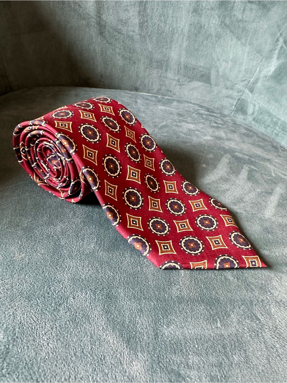 Roundtree & Yorke All Silk Burgundy Italy Medallion Pattern Tie Extra Long
